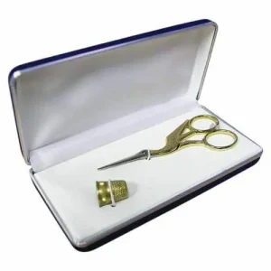 Tijera dorada para bordar y dedal, en caja de regalo